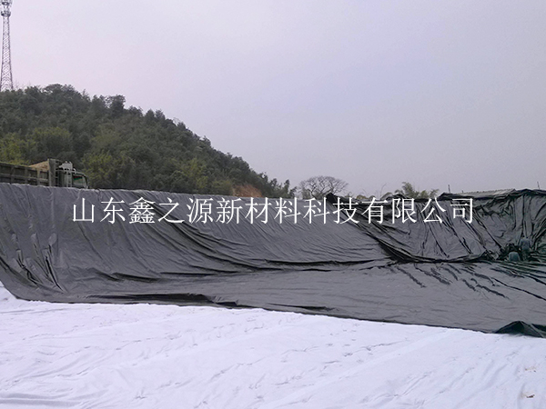 糙面養(yǎng)殖防滲膜鋪設(shè)過(guò)程中有哪些注意事項(xiàng)？