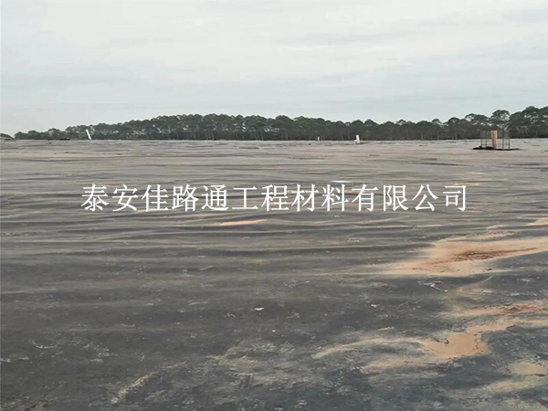 沼氣池黑膜運(yùn)輸“三字訣”：穩(wěn)、護(hù)、查